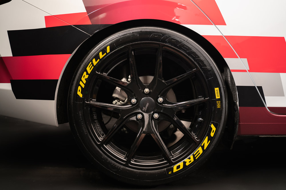 Jantes Fast Wheels stylisées avec pneus haute performance de Pirelli