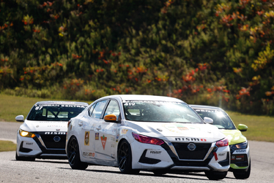Coupe Nissan Sentra Cup en photos, 27-29 septembre | Calabogie Motorsports Park - Photo ID No.N68-2508192237540