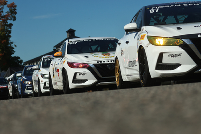 Coupe Nissan Sentra Cup en photos, 27-29 septembre | Calabogie Motorsports Park - Photo ID No.N68-2508192239210